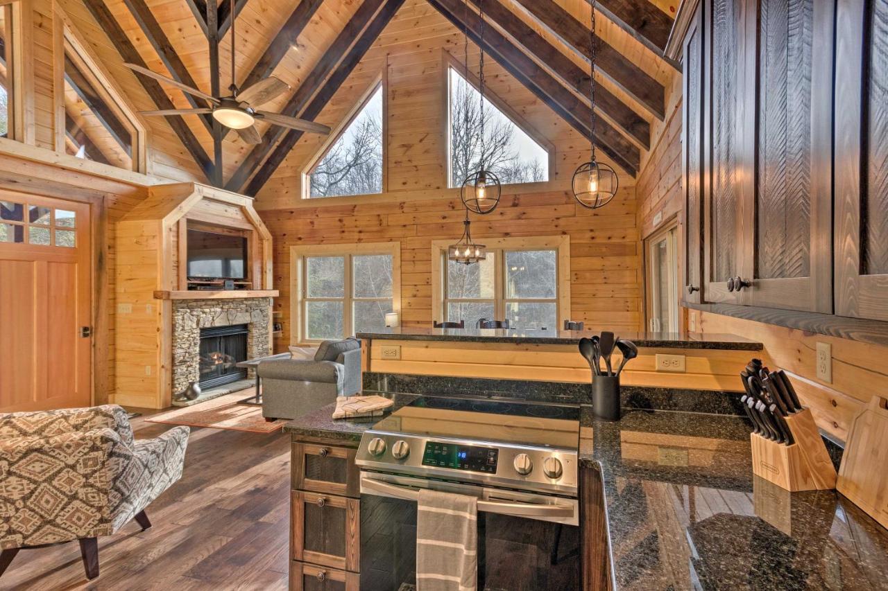 Hilltop Cabin On 5 Acres With Hot Tub And Waterfall! ブライソン・シティ エクステリア 写真