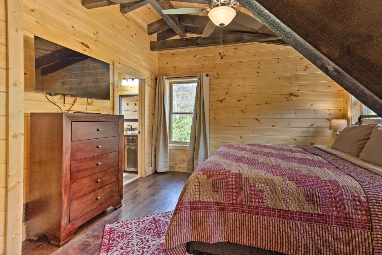 Hilltop Cabin On 5 Acres With Hot Tub And Waterfall! ブライソン・シティ エクステリア 写真