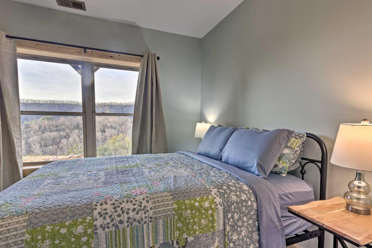 Hilltop Cabin On 5 Acres With Hot Tub And Waterfall! ブライソン・シティ エクステリア 写真