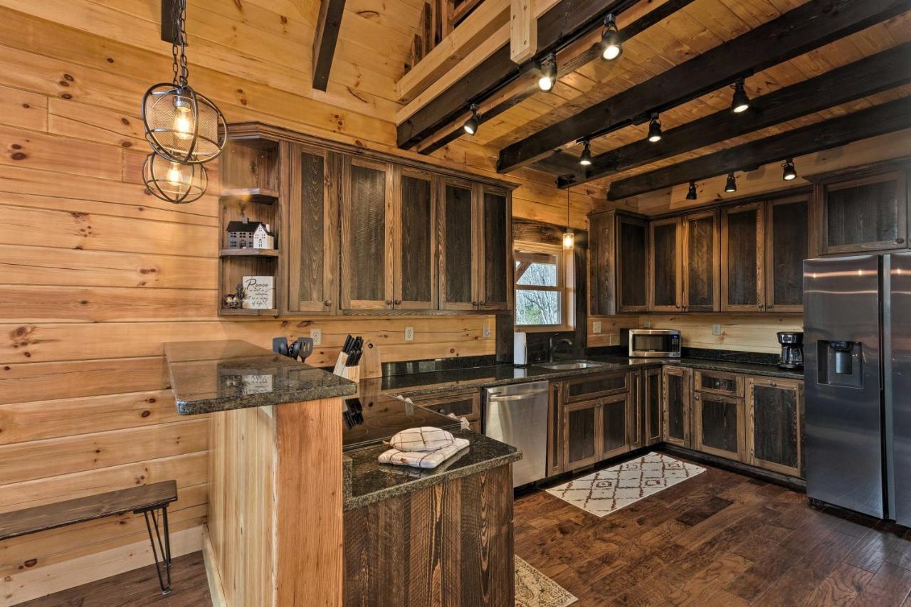 Hilltop Cabin On 5 Acres With Hot Tub And Waterfall! ブライソン・シティ エクステリア 写真