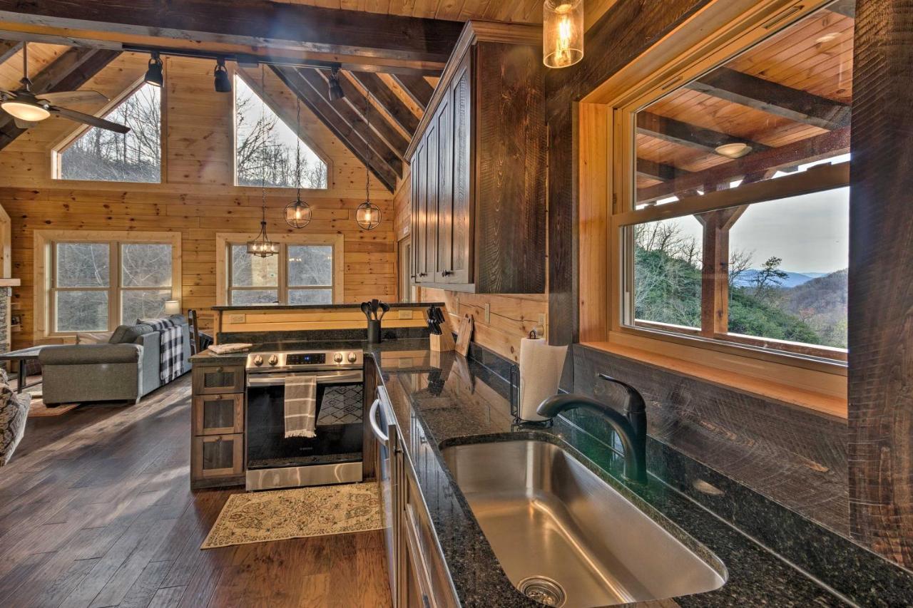 Hilltop Cabin On 5 Acres With Hot Tub And Waterfall! ブライソン・シティ エクステリア 写真