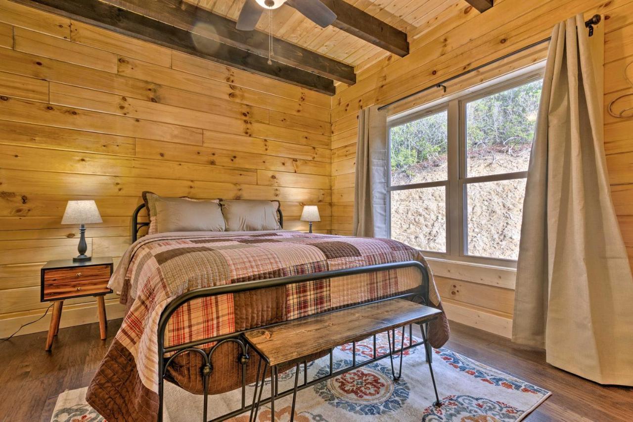 Hilltop Cabin On 5 Acres With Hot Tub And Waterfall! ブライソン・シティ エクステリア 写真